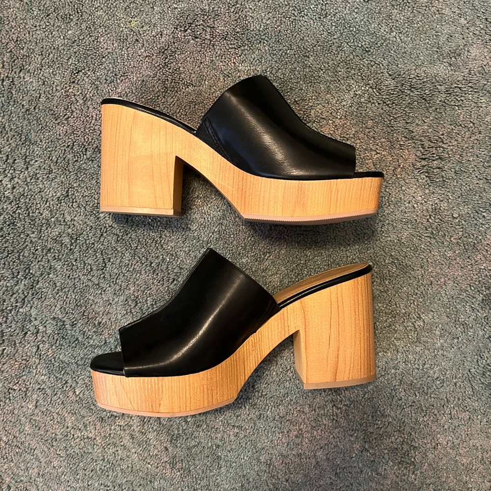 NWOT Universal Thread open toed black faux leather chunky heel sandal